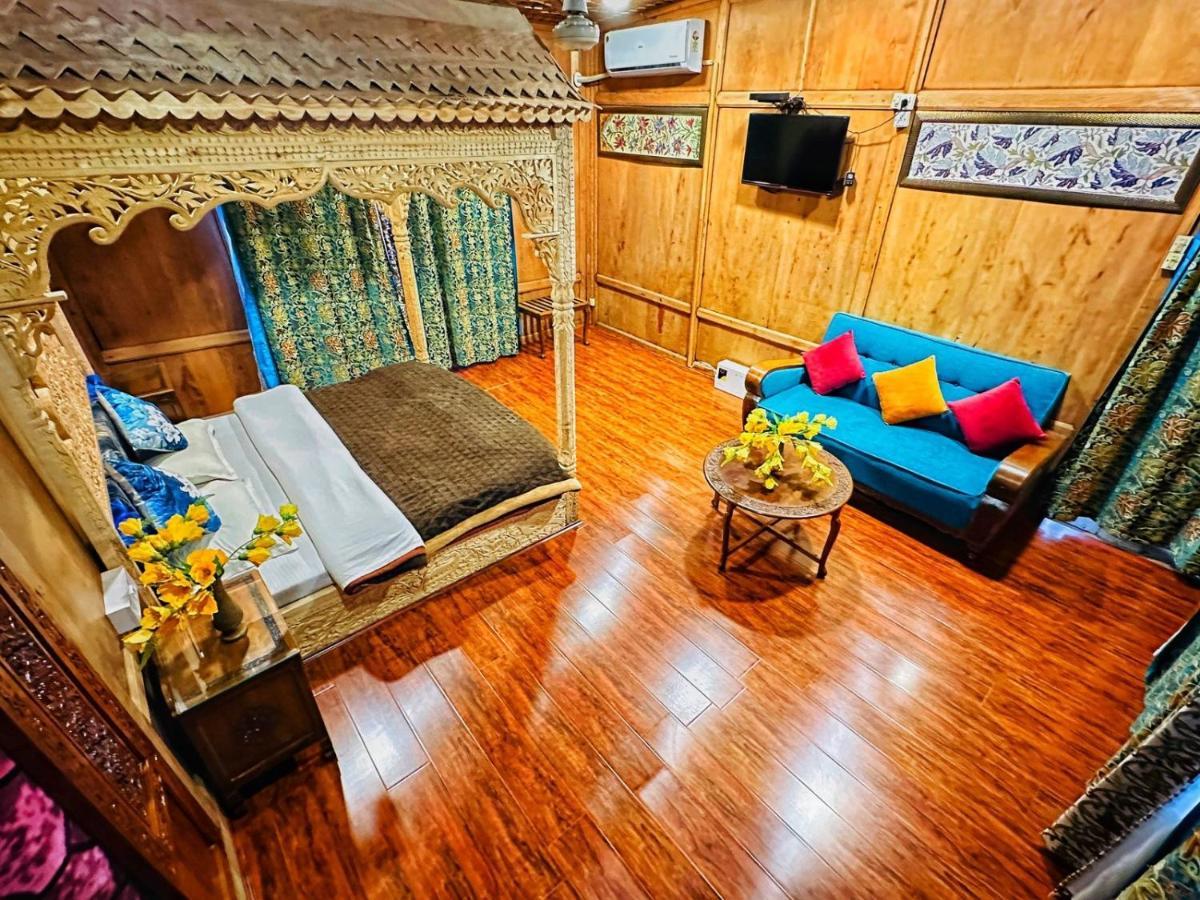Отель Hayat Group Of Houseboats Сринагар Экстерьер фото